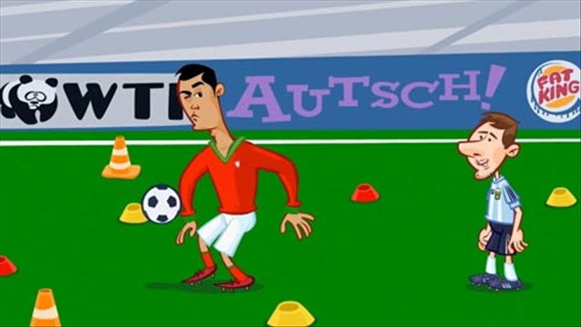 Clip hài hước Ronaldo và Messi so tài đá phạt