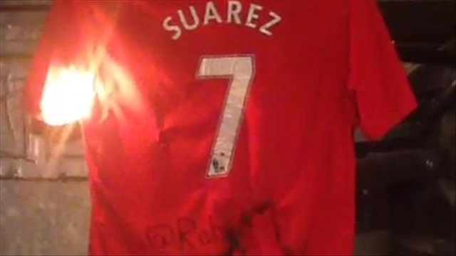 Fan Liverpool đốt áo của Suarez
