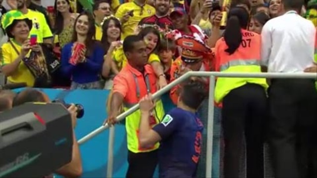 Cảm động: Van Persie tặng huy chương và băng đội trưởng cho Super-fan
