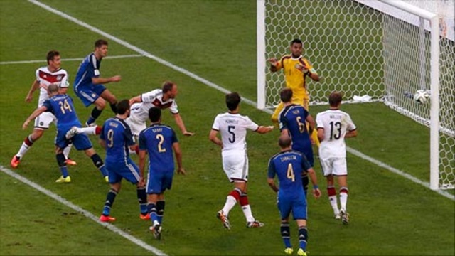 Hoewedes đánh đầu rung chuyển cột dọc Argentina