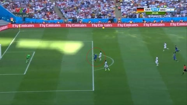 Higuain có pha dứt điểm 