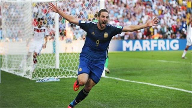 Higuain mải miết ăn mừng... hụt