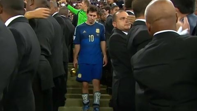 Messi buồn bã nhận Quả bóng vàng World Cup 2014