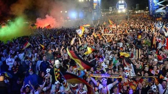 Hàng trăm nghìn CĐV Đức phát điên tại Berlin sau chiến thắng