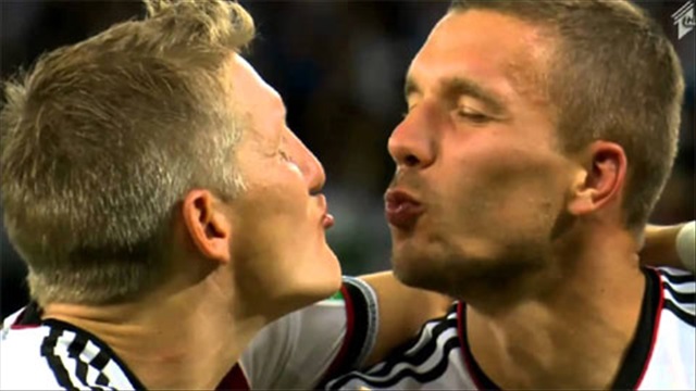 Schweinsteiger và Podolski suýt làm NHM suy sụp vì nụ hôn đồng tính
