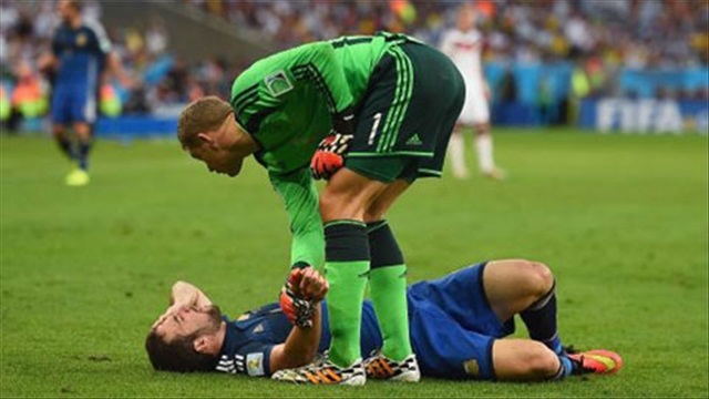 Quay chậm: Cú kungfu của Neuer đã có thể giết chết Higuain