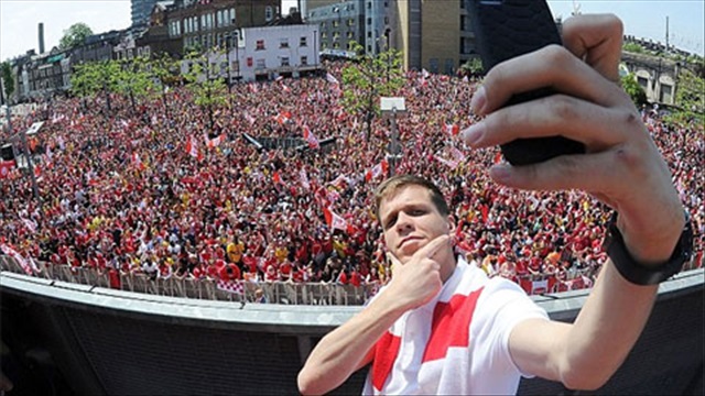 Fan Arsenal chết mê nghĩa cử của Szczesny