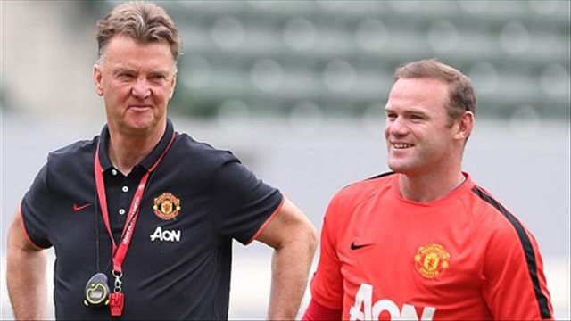 Van Gaal ôm ấp Rooney ngay sau pha bóng hay của học trò