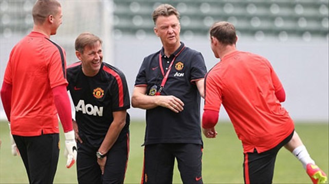 Van Gaal phải dạy lại Rooney cách sút bóng