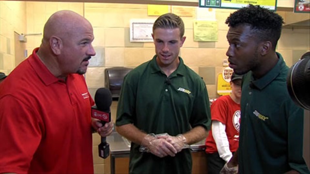 Henderson và Sturridge bỏ đá bóng, đi bán sandwich