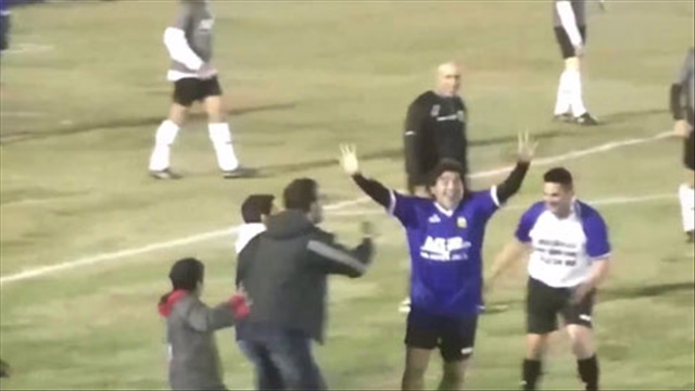 Maradona vẫn ghi bàn thắng đầy kinh ngạc ở tuổi 55