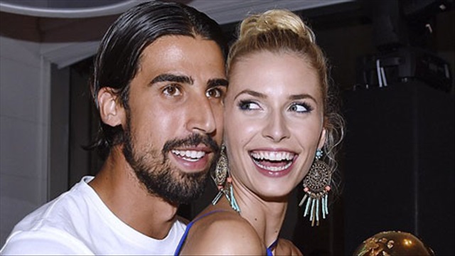 Bạn gái Khedira bị cấm ăn mặc hở hang 