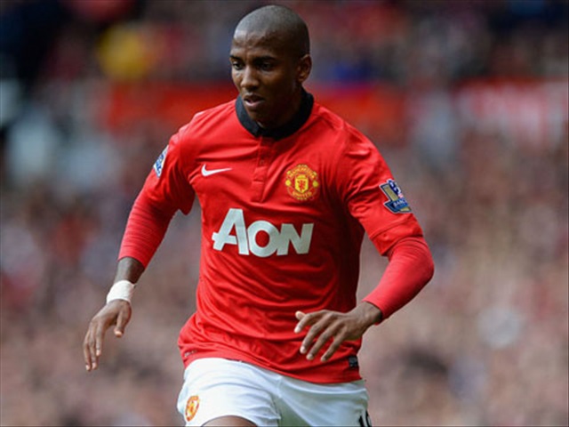Những pha xử lý bóng kỹ thuật của Ashley Young trong màu áo M.U