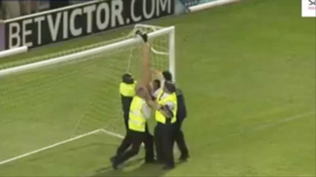 4 nhân viên an ninh đánh vật với fan cuồng (Salford v M.U thế hệ ’92)