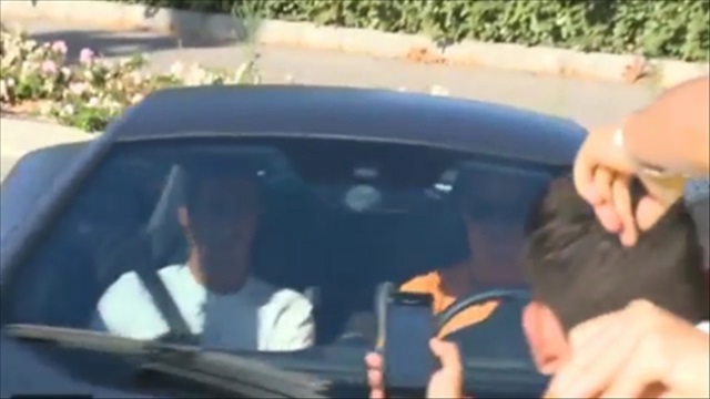 Ronaldo lái xế mới, phớt lờ fan