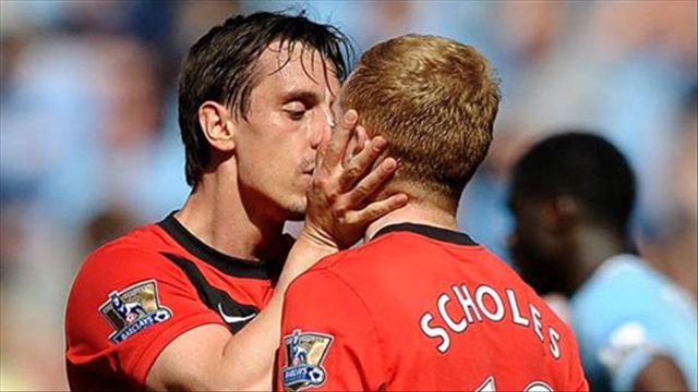 Gary Neville chết cóng với trò tiêu khiển của Paul Scholes