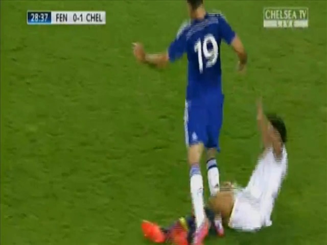 Diego Costa nổi điên với pha phạm lỗi thô bạo của Bruno Alves