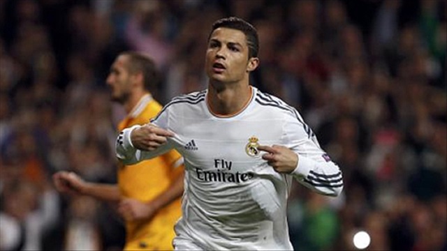 Ronaldo nã pháo tầm xa vào góc cao
