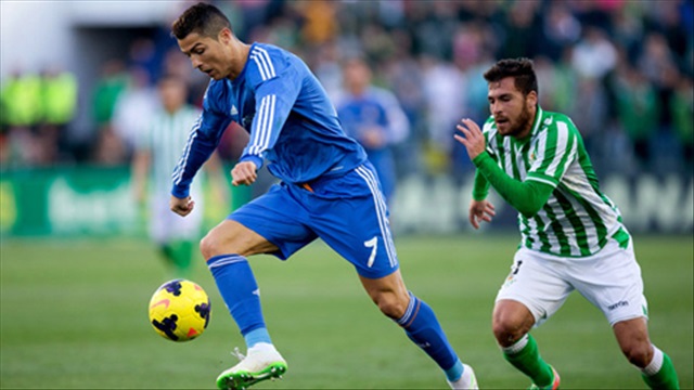 Ronaldo đi bóng đầy quyết tâm trước khi sút bóng trái phá vào góc cao