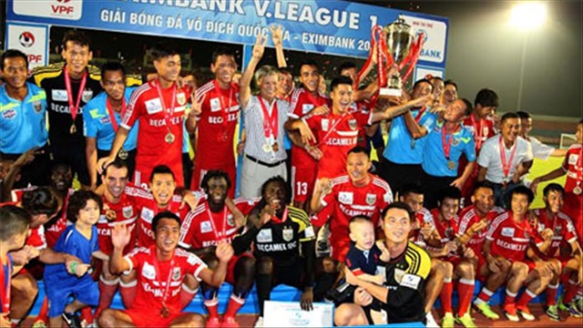Lễ trao Cúp vô địch Eximbank V-League 2014 cho nhà vô địch B.Bình Dương