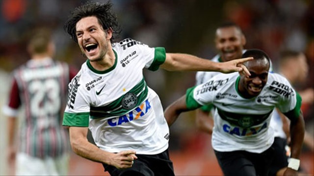 Germano (Fluminense) dứt điểm tinh tế bên ngoài vòng cấm