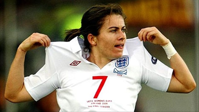 Karen Carney (nữ ĐT Anh) cứa lòng điệu nghệ về góc xa