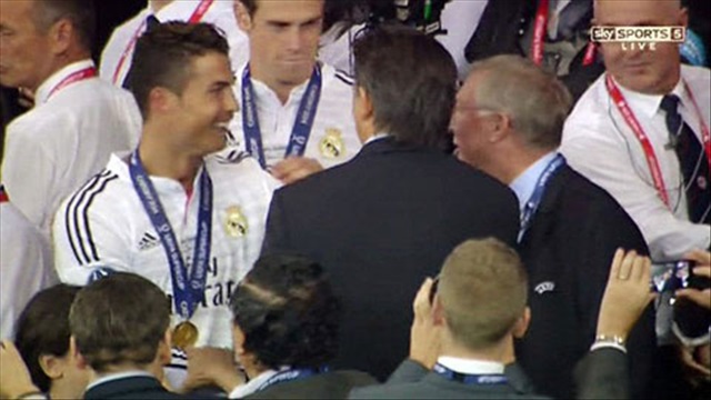 Ronaldo nhận phần thưởng Cầu thủ xuất sắc nhất trận từ tay Sir Alex