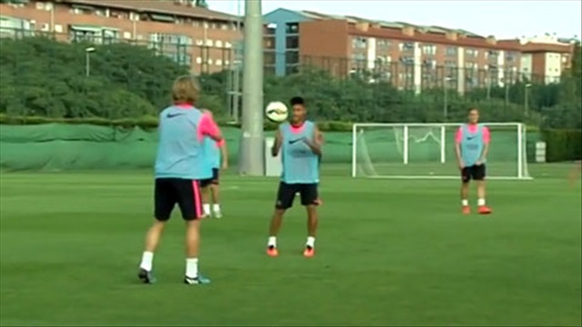 Chán đá bóng, cầu thủ Barca chuyển sang học ném bóng