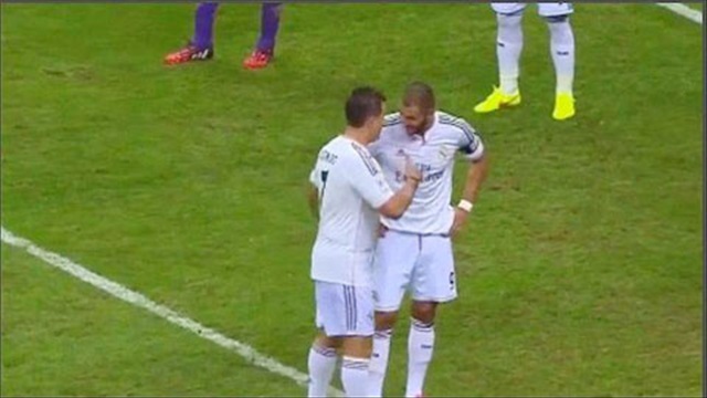 Fan cuồng giả dạng Ronaldo vào sân thi đấu