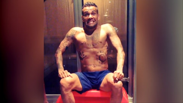 Ice bucket challenge: Dani Alves thách đấu Messi
