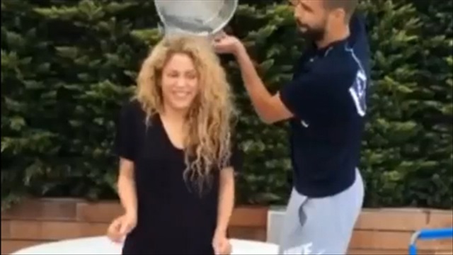 Ice bucket challenge: Cặp Pique & Shakira thách thức Ramos