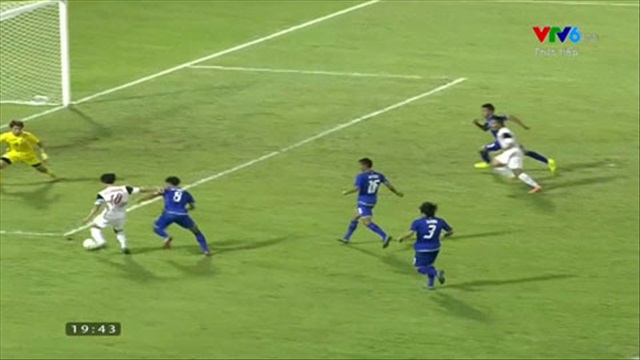 Công Phượng xỉa bóng trúng người thủ môn đối phương (TRỰC TIẾP: U19 Việt Nam - U19 Thái Lan)