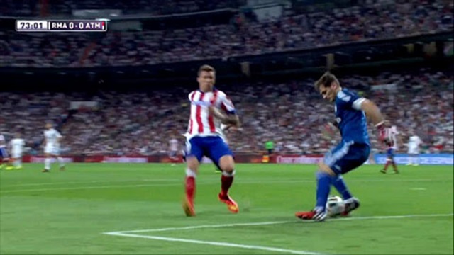 Pha xử lý khéo léo của thủ thành Casillas (Real - Atletico)