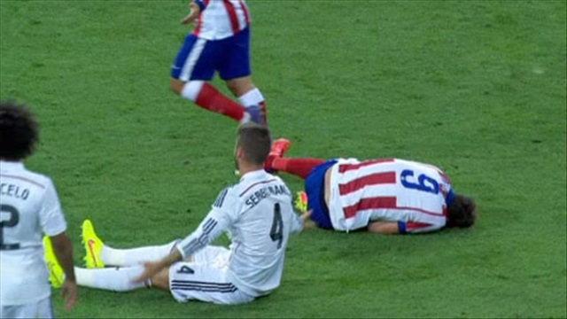 Quay chậm: Ramos đấm thẳng mặt Mandzukic