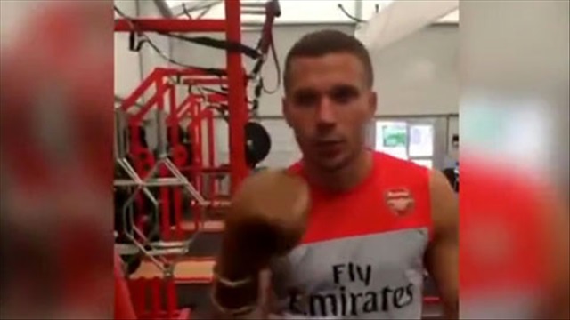 Podolski gửi lời chúc ấn tượng đến bạn thân