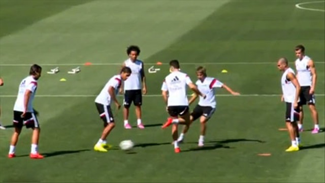 Ronaldo đá tập cũng dị