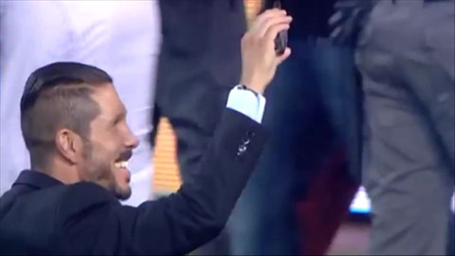 Diego Simeone tự tay quay lại cảnh fan Atletico Madrid ăn mừng