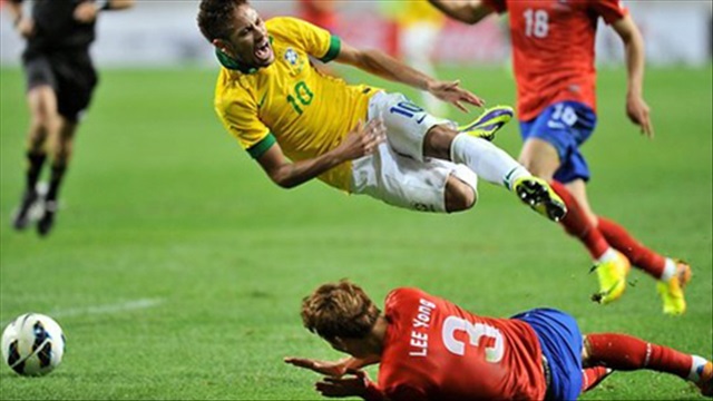 Những cú ngã kinh điển của Neymar