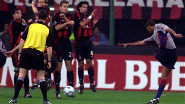 Tái hiện cú sút phạt kinh điển của Rivaldo