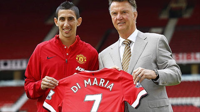 Hình ảnh Di Maria nhận áo số 7 huyền thoại từ tay Van Gaal