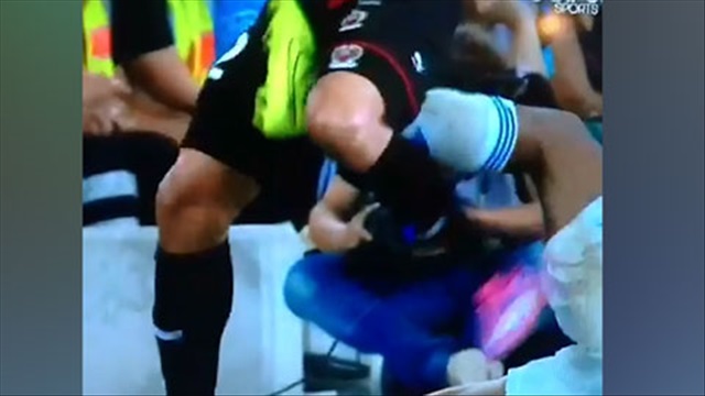Bị phạm lỗi, sao Marseille triệt hạ 