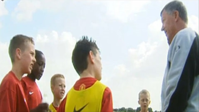 Xem Sir Alex dạy Welbeck tầm quan trọng của tinh thần đồng đội khi mới 12 tuổi 
