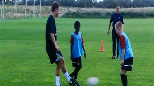 Xem Gary Neville dạy Welbeck kỹ thuật qua người khi mới 12 tuổi