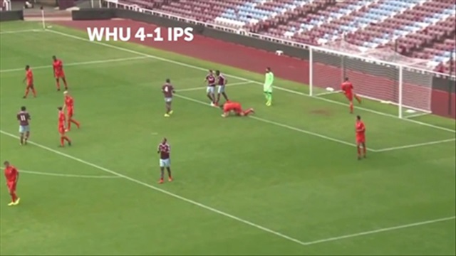 Cầu thủ West Ham phối hợp ghi bàn 