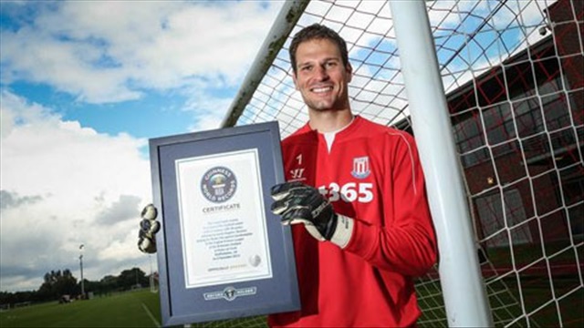 Asmir Begovic (Stoke) lập kỷ lục Guinness với bàn thắng từ khoảng cách 91,9 mét