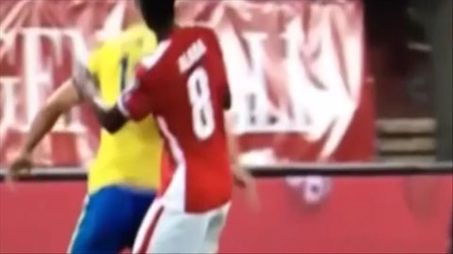 Pha giật cùi chỏ của Ibrahimovic knock-out Alaba ngay tại chỗ