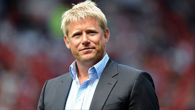 Ca sỹ bất đắc dĩ Peter Schmeichel tra tấn lỗ tai người hâm mộ