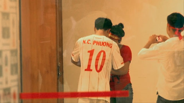 Nữ CĐV khóc sướt mướt  xin chữ ký Công Phượng