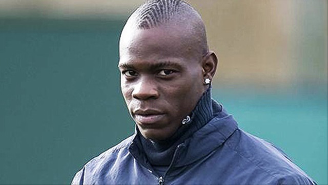 Balotelli gửi lời chúc tới các học sinh