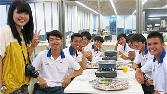 Người đẹp xứ Phù tang và tình yêu lớn với bóng đá Việt